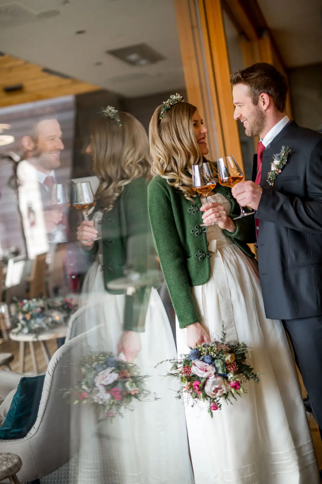 kogel3-eventlocation-leibnitz-hochzeit-gemütlich Brautpaar mit einem guten Glas Wein im Kogel 3 Restaurant